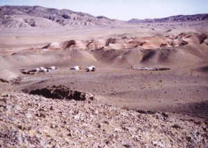 山岳・砂漠の村ツェルゲルにある冬営地