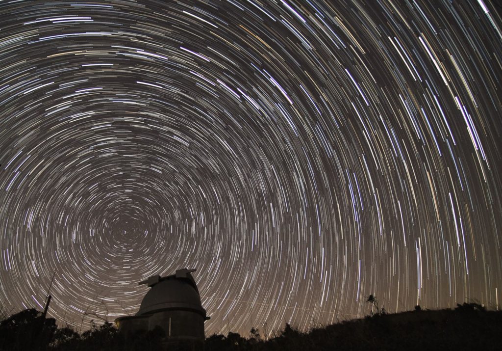 天文台と北天の星の軌跡