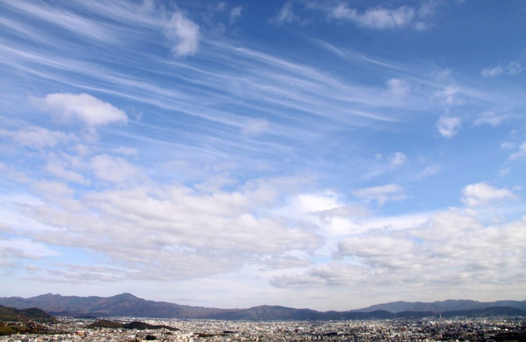 山並みと青空