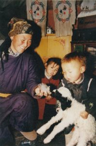仔羊に哺乳するバドローシさんと子供たち