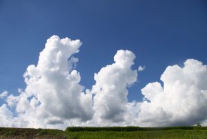 大地に湧き立つ雲