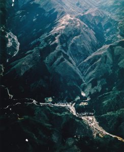 写真3-1 鈴鹿山中、大君ヶ畑の集落全景（1984年撮影、大君ヶ畑集会所所蔵）