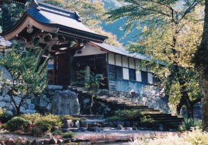 写真5-5 大君ヶ畑集落の中心部に佇む妙玄寺