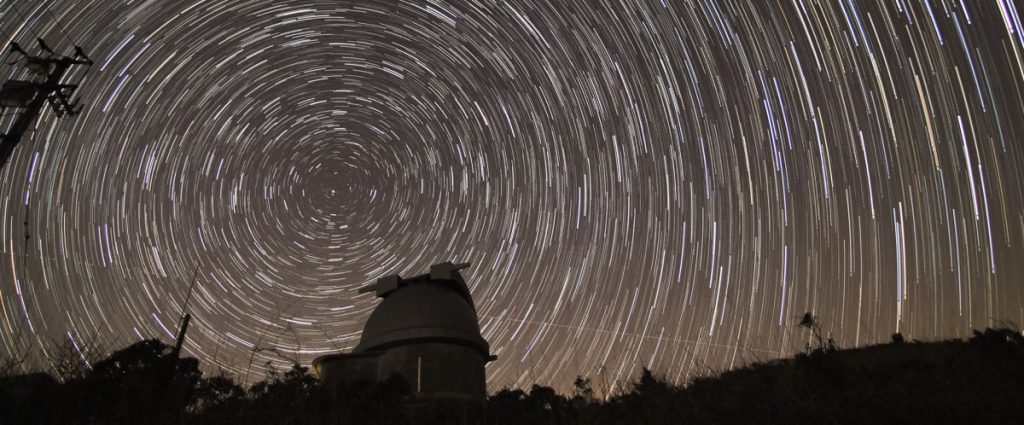 天文台と北天の星の軌跡（上部をトリミング）