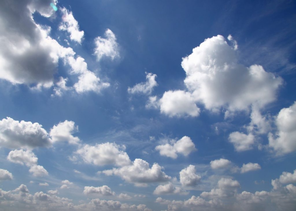 青空に浮かぶ雲（横長）