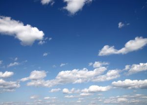 青空に白い雲（横長）